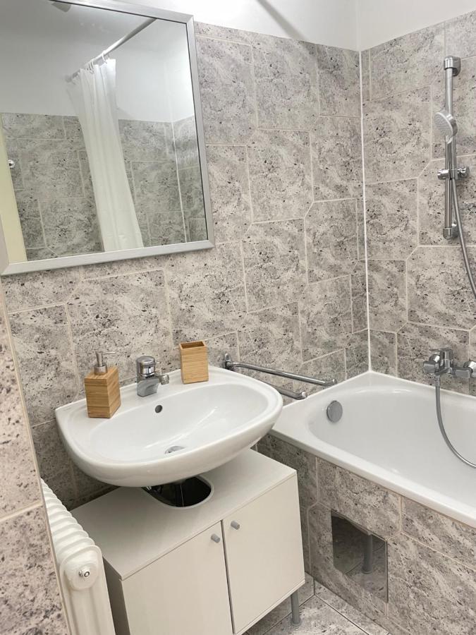 Cosy Apartment Near Schoenbrunn & Meidlinger Market Bécs Kültér fotó